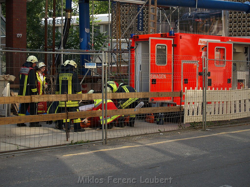 Arbeiter abgestuerzt Koeln Severinstr nahe Einsturzstelle Archiv P43.JPG